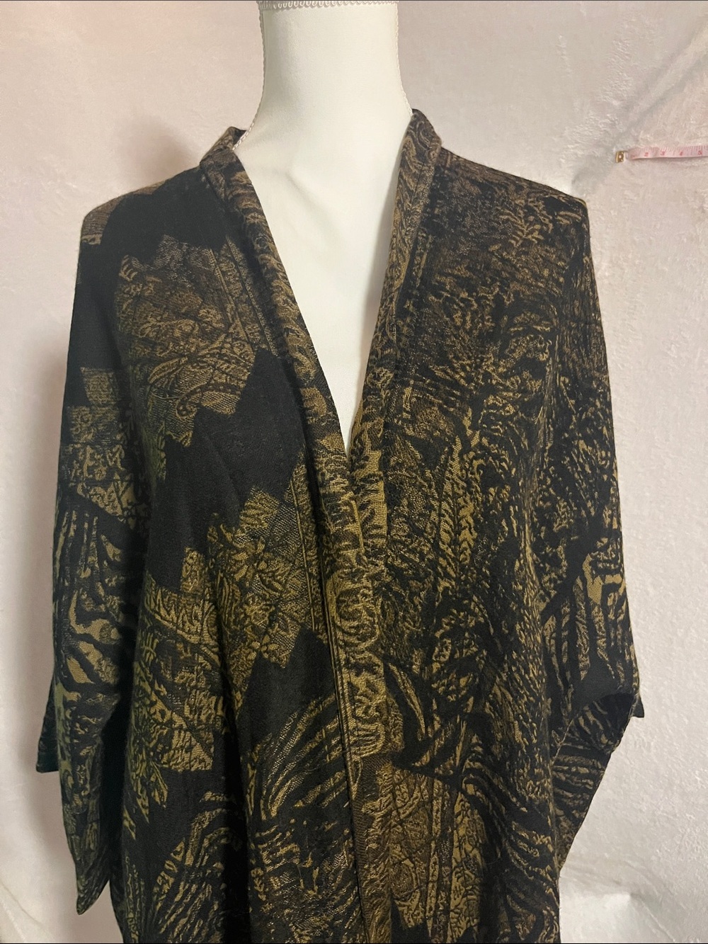 Black & Gold Open-Front Draped Kimono Jacket - Picture 2 of 10